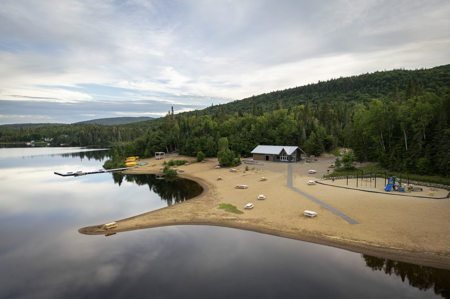 Pavillon de plage au Mont-Tremblant_vue panoramique vers la plage