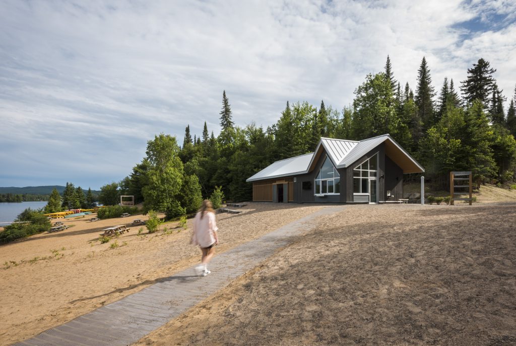 Pavillon de la plage du Lac-Provost au parc national du Mont-Tremblant