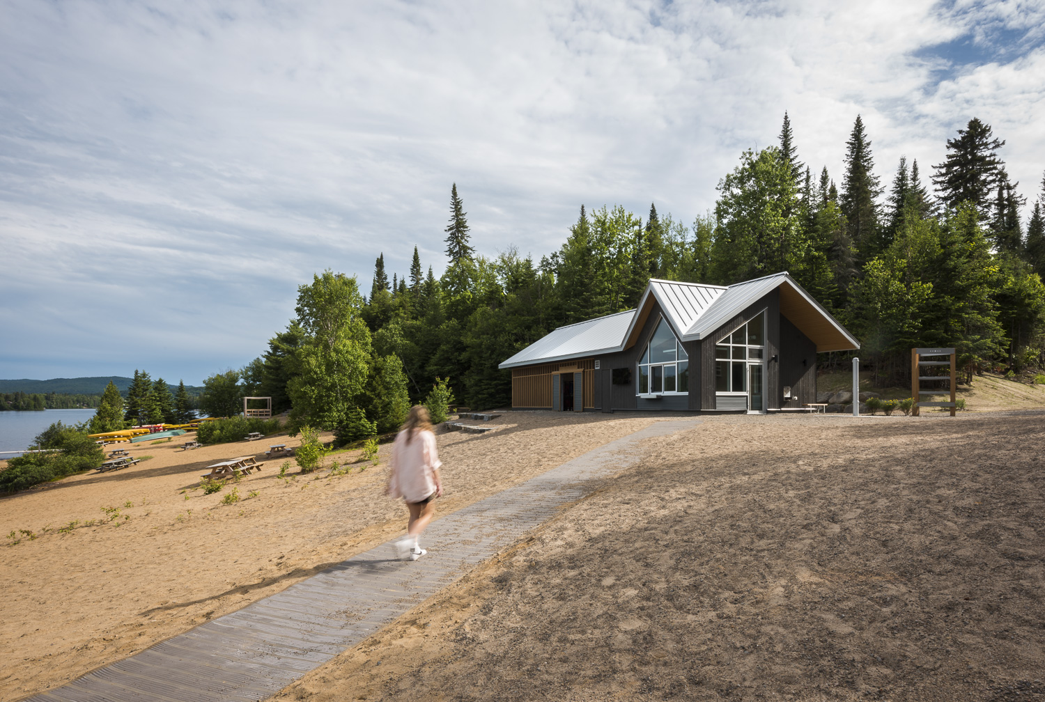 _Pavillon de plage au Mont-Tremblant_jeune femme marchant vers le bâtiment