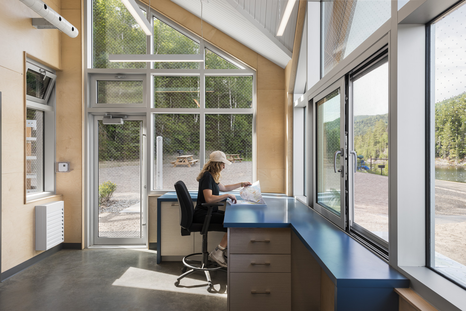 Pavillon de plage au Mont-Tremblant_ureau employés vue plage